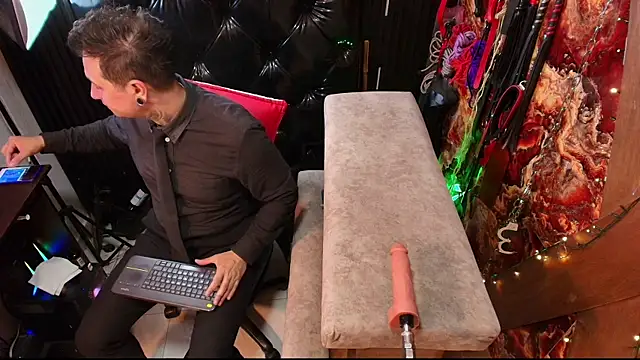 boy n girl online show from 04/11/26, 11:47