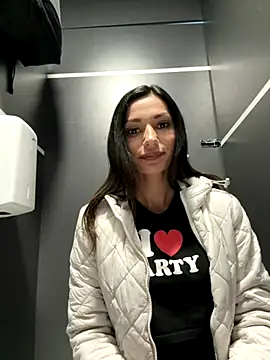 Snapshot of _MiaQueen_ chatting on 10/06/25, 09:45  MiaQueen  online show from 10/06/25, 09:45