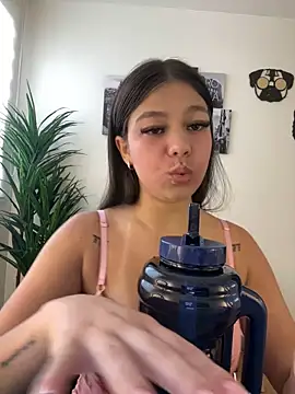 Alyshanon18 online show from 10/31/25, 03:35