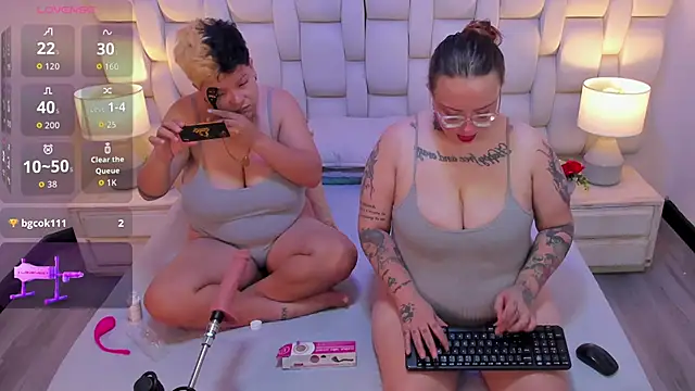 Snapshot of MiaYMolly chatting on 10/16/25, 07:53 MiaYMolly online show from 10/16/25, 07:53