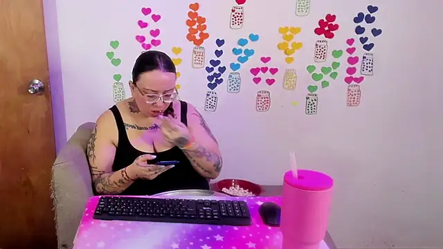 Snapshot of MiaYMolly chatting on 06/24/26, 11:26 MiaYMolly online show from 06/24/26, 11:26