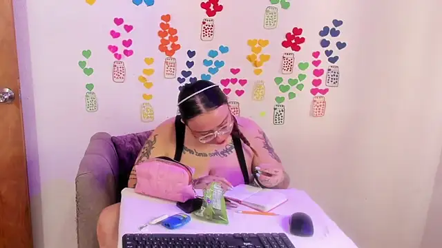 Snapshot of MiaYMolly chatting on 06/27/26, 06:46 MiaYMolly online show from 06/27/26, 06:46
