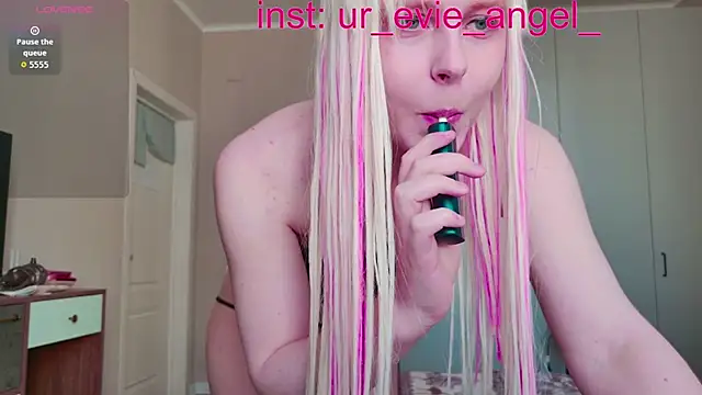 Evelyn rabbit online show from 04/14/26, 09:37