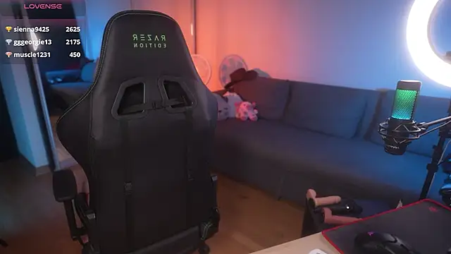 Snapshot of Emberella_ chatting on 12/06/24, 05:00 Emberella  online show from 12/06/24, 05:00