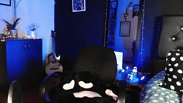 aprildoll online show from 01/10/25, 07:35