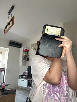 Snapshot of Allees95 chatting on 05/14/26, 10:00 Allees95 online show from 05/14/26, 10:00