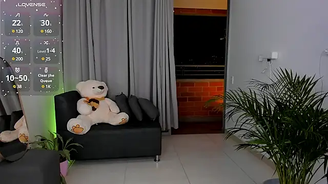 roxie gates  online show from 02/04/25, 11:59