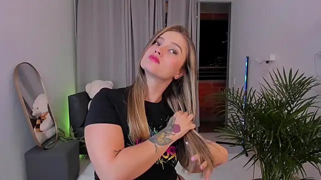 roxie gates  online show from 02/13/25, 12:46