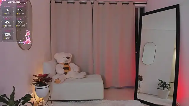 roxie gates  online show from 11/17/25, 12:49