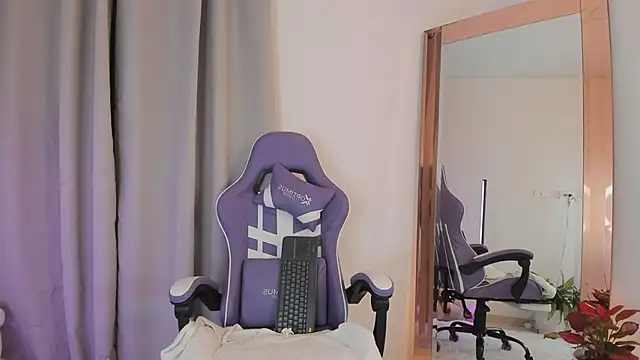 roxie gates  online show from 02/01/26, 02:54