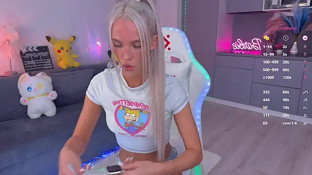 Snapshot of mikkixmeow chatting on 02/10/25, 09:36 mikkixmeow online show from 02/10/25, 09:36