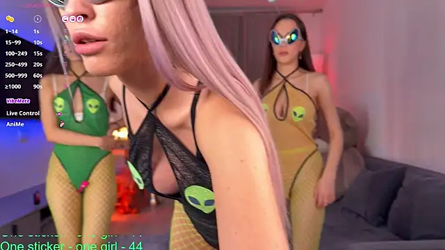 Snapshot of mikkixmeow chatting on 11/23/25, 01:00 mikkixmeow online show from 11/23/25, 01:00