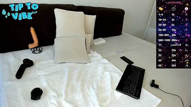 Snapshot of Smallnipples chatting on 10/17/25, 06:27 Smallnipples online show from 10/17/25, 06:27