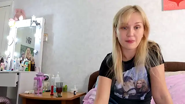 Snapshot of ModelEva chatting on 10/07/25, 09:06 ModelEva online show from 10/07/25, 09:06