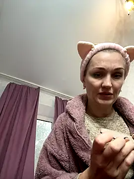 Snapshot of ModelEva chatting on 10/23/25, 02:27 ModelEva online show from 10/23/25, 02:27