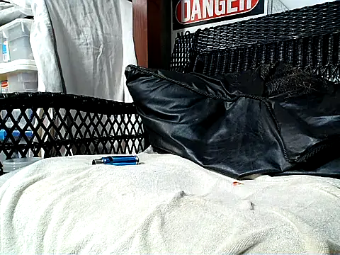 HungHawaiian808xh online show from 12/18/25, 04:18