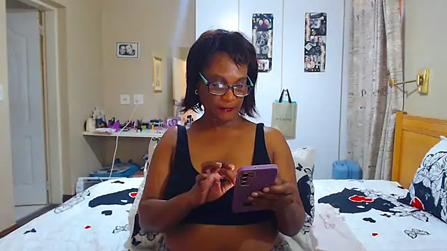 Snapshot of Hotgrannyx chatting on 02/26/25, 06:26 Hotgrannyx online show from 02/26/25, 06:26