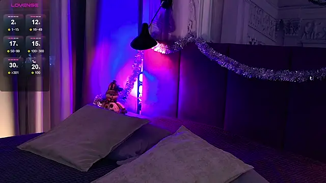 Snapshot of SofiaFoster_ chatting on 12/18/24, 04:17 SofiaFoster online show from 12/18/24, 04:17