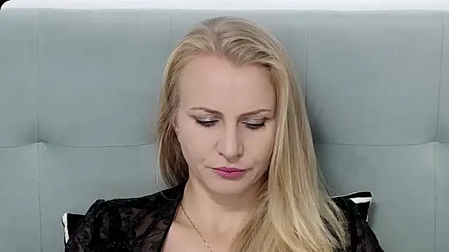Snapshot of K__Adrienne chatting on 09/18/25, 04:58 K  Adrienne online show from 09/18/25, 04:58