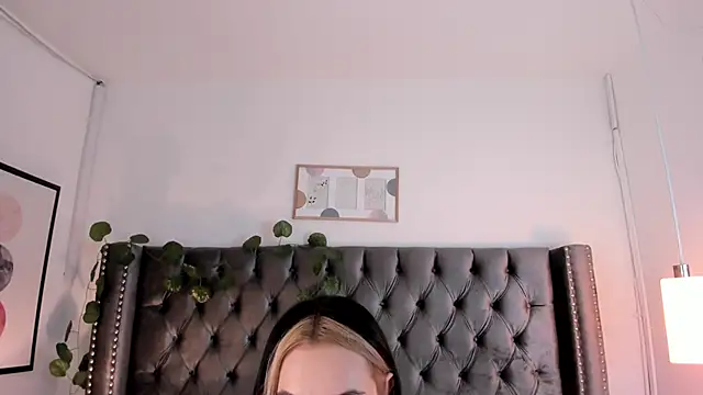 Snapshot of Kim_Blane chatting on 12/30/24, 03:47 Kim Blane online show from 12/30/24, 03:47