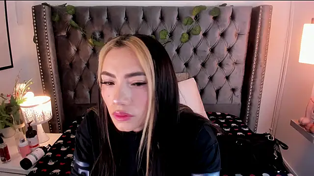 Snapshot of Kim_Blane chatting on 02/02/25, 02:59 Kim Blane online show from 02/02/25, 02:59