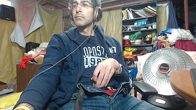 Snapshot of Gsmile1 chatting on 12/18/24, 04:49 Gsmile1 online show from 12/18/24, 04:49