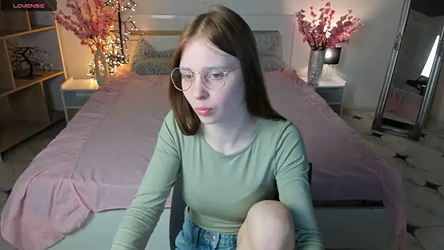 Snapshot of CharmedDoll chatting on 03/21/25, 02:40 CharmedDoll online show from 03/21/25, 02:40