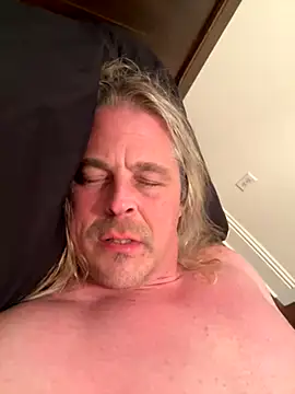 Snapshot of zeus337 chatting on 11/19/25, 02:44 zeus337 online show from 11/19/25, 02:44
