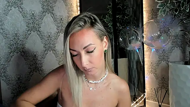 Snapshot of StarryHanna chatting on 03/17/25, 10:38 StarryHanna online show from 03/17/25, 10:38