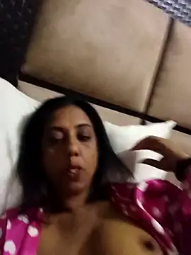 Snapshot of Mahi4luv chatting on 10/05/25, 11:24 Mahi4luv online show from 10/05/25, 11:24