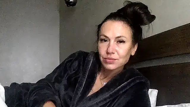 JulianaGold1 online show from 10/12/25, 08:41