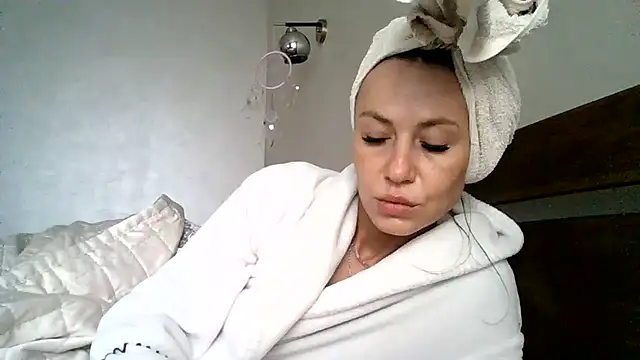 JulianaGold1 online show from 03/18/26, 06:27