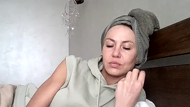 JulianaGold1 online show from 04/19/26, 09:41