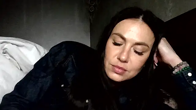 Snapshot of JulianaGold1 chatting on 05/03/26, 06:25 JulianaGold1 online show from 05/03/26, 06:25