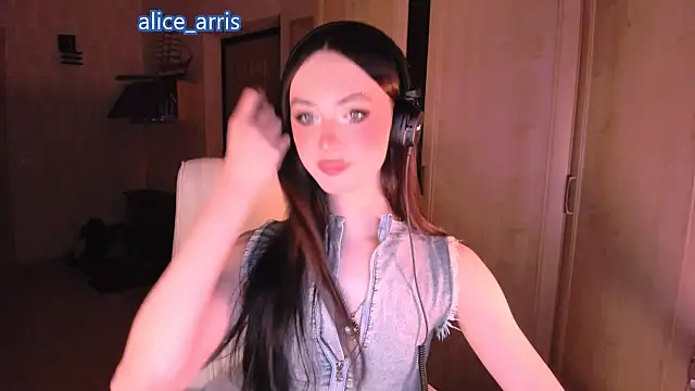 Snapshot of Alice__Aris chatting on 03/27/26, 03:45 Alice Aris online show from 03/27/26, 03:45