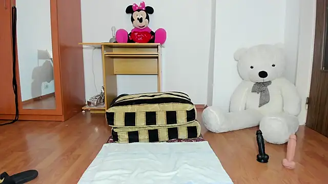 Snapshot of AnneQueen chatting on 12/18/24, 08:42 AnneQueen online show from 12/18/24, 08:42