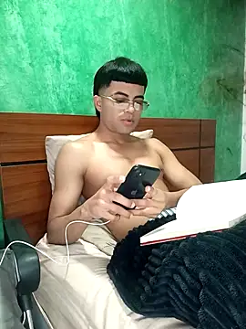 Snapshot of pinedasex777 chatting on 10/12/25, 11:31 pinedasex777 online show from 10/12/25, 11:31