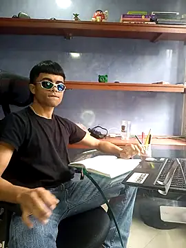 Snapshot of pinedasex777 chatting on 10/21/25, 04:41 pinedasex777 online show from 10/21/25, 04:41