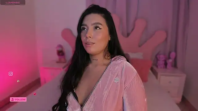 shantall vidales  online show from 10/13/25, 04:01