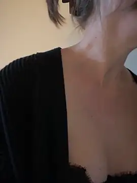 MaiseKnox online show from 11/04/25, 10:09