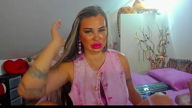 Snapshot of Raffaelababy chatting on 09/15/25, 11:43 Raffaelababy online show from 09/15/25, 11:43