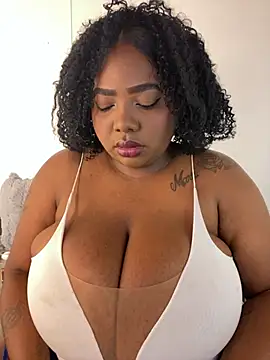 Snapshot of angelGgold chatting on 07/18/26, 12:31 angelGgold online show from 07/18/26, 12:31