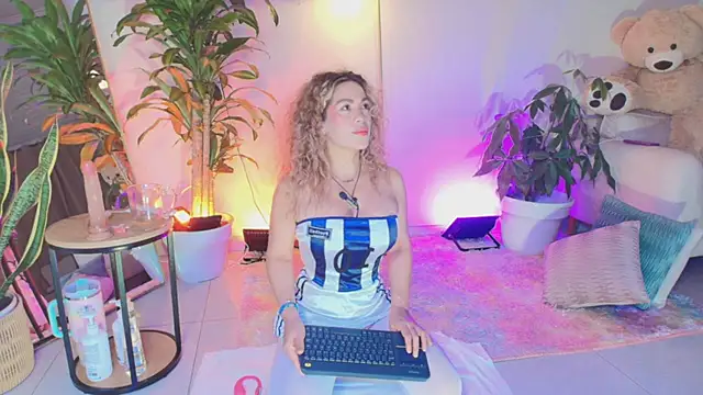 Snapshot of erotik_lady chatting on 06/07/26, 04:38 erotik lady online show from 06/07/26, 04:38