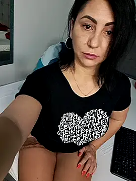 Snapshot of charrlote_love chatting on 05/28/26, 05:27 charrlote love online show from 05/28/26, 05:27