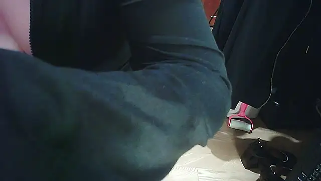 Snapshot of cindy01113520 chatting on 02/06/25, 02:37 cindy01113520 online show from 02/06/25, 02:37