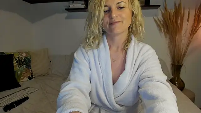 Snapshot of Jadore_able chatting on 05/18/26, 01:45 Jadore able online show from 05/18/26, 01:45