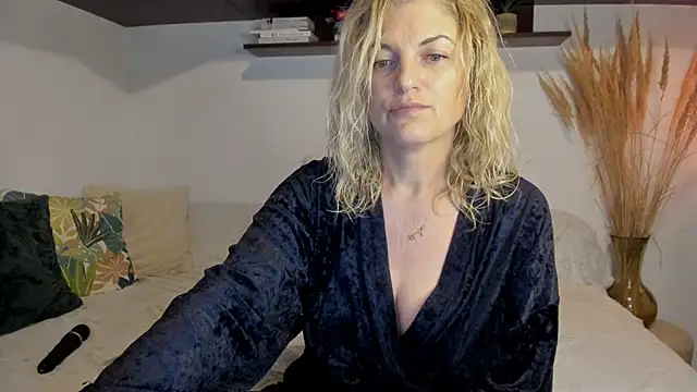 Snapshot of Jadore_able chatting on 05/22/26, 01:35 Jadore able online show from 05/22/26, 01:35