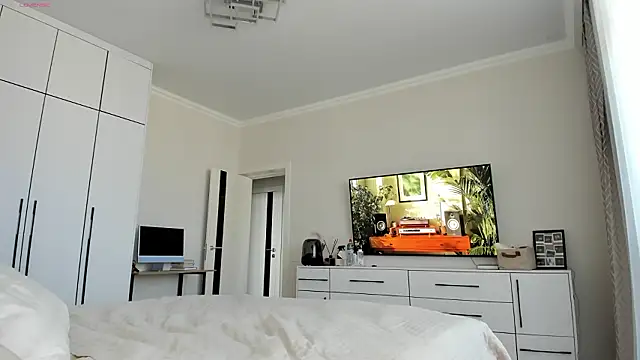  Miss Johansson  online show from 03/12/26, 12:00