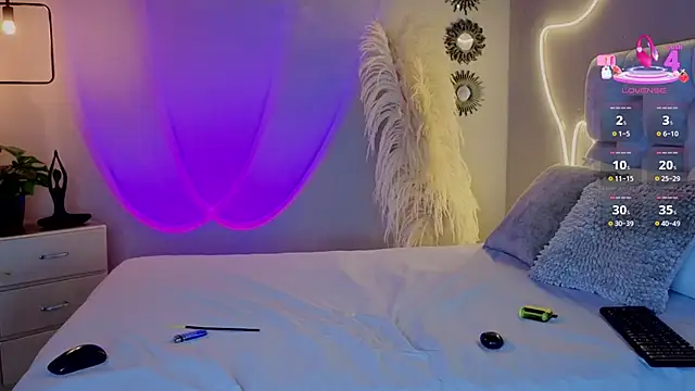 Snapshot of pamela_reyes_ chatting on 10/25/25, 06:24 pamela reyes online show from 10/25/25, 06:24