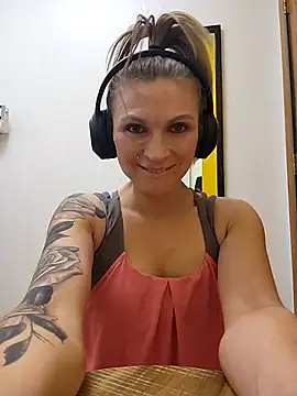 Snapshot of MaddisonX chatting on 03/19/26, 06:50 MaddisonX online show from 03/19/26, 06:50